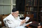 Main image for אדמורי"ם ורבני באזוכן ביים ראש הישיבה הגרמ"צ בערגמאן לברך ולהתברך בברכת השנים