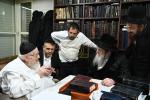 אדמורי"ם ורבני באזוכן ביים ראש הישיבה הגרמ"צ בערגמאן לברך ולהתברך בברכת השנים