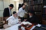 אדמורי"ם ורבני באזוכן ביים ראש הישיבה הגרמ"צ בערגמאן לברך ולהתברך בברכת השנים