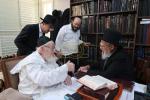 אדמורי"ם ורבני באזוכן ביים ראש הישיבה הגרמ"צ בערגמאן לברך ולהתברך בברכת השנים