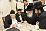 אדמורי"ם ורבני באזוכן ביים ראש הישיבה הגרמ"צ בערגמאן לברך ולהתברך בברכת השנים