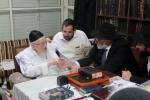 אדמורי"ם ורבני באזוכן ביים ראש הישיבה הגרמ"צ בערגמאן לברך ולהתברך בברכת השנים