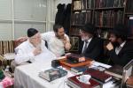 אדמורי"ם ורבני באזוכן ביים ראש הישיבה הגרמ"צ בערגמאן לברך ולהתברך בברכת השנים