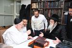 אדמורי"ם ורבני באזוכן ביים ראש הישיבה הגרמ"צ בערגמאן לברך ולהתברך בברכת השנים