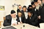 אדמורי"ם ורבני באזוכן ביים ראש הישיבה הגרמ"צ בערגמאן לברך ולהתברך בברכת השנים