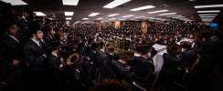 ערב און מוצאי יום כיפור ביי כ"ק אדמו"ר מבאבוב שליט"א 