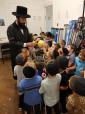 האדמו"ר מניקלשבורג ביים קלויבן אן אתרוג.  