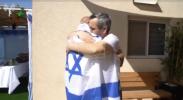 Main image for דער באפרייטער משכון עמרי מירן פאראייניגט זיך מיט זיין משפחה.