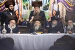 כ"ק אדמו"ר מסערדאהעלי שליט"א ביים עריכת שלחן הטהור שמחת בית השואבה חול המועד סוכות. 