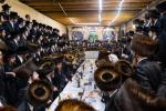 כ"ק אדמו"ר מסערדאהעלי שליט"א ביים עריכת שלחן הטהור שמחת בית השואבה חול המועד סוכות. 