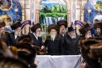 כ"ק אדמו"ר מסערדאהעלי שליט"א ביים עריכת שלחן הטהור שמחת בית השואבה חול המועד סוכות. 