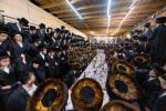 כ"ק אדמו"ר מסערדאהעלי שליט"א ביים עריכת שלחן הטהור שמחת בית השואבה חול המועד סוכות. 
