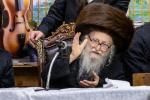 Main image for כ"ק אדמו"ר מסערדאהעלי שליט"א ביים עריכת שלחן הטהור שמחת בית השואבה חול המועד סוכות. 