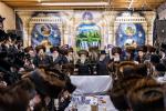 כ"ק אדמו"ר מסערדאהעלי שליט"א ביים עריכת שלחן הטהור שמחת בית השואבה חול המועד סוכות. 