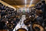 כ"ק אדמו"ר מסערדאהעלי שליט"א ביים עריכת שלחן הטהור שמחת בית השואבה חול המועד סוכות. 