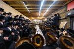כ"ק אדמו"ר מסערדאהעלי שליט"א ביים עריכת שלחן הטהור שמחת בית השואבה חול המועד סוכות. 