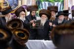 כ"ק אדמו"ר מסערדאהעלי שליט"א ביים עריכת שלחן הטהור שמחת בית השואבה חול המועד סוכות. 