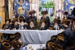 כ"ק אדמו"ר מסערדאהעלי שליט"א ביים עריכת שלחן הטהור שמחת בית השואבה חול המועד סוכות. 