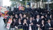 ערשטע בילדער פון די ריזיגע פראטעסט אין מאנהעטן קעגן די גזירת הגיוס אפדעיט: 6:40 PM