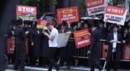 ערשטע בילדער פון די ריזיגע פראטעסט אין מאנהעטן קעגן די גזירת הגיוס אפדעיט: 6:40 PM