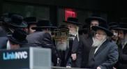 ערשטע בילדער פון די ריזיגע פראטעסט אין מאנהעטן קעגן די גזירת הגיוס אפדעיט: 6:40 PM