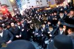 ערשטע בילדער פון די ריזיגע פראטעסט אין מאנהעטן קעגן די גזירת הגיוס אפדעיט: 6:40 PM