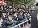 ערשטע בילדער פון די ריזיגע פראטעסט אין מאנהעטן קעגן די גזירת הגיוס אפדעיט: 6:40 PM