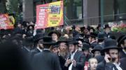 ערשטע בילדער פון די ריזיגע פראטעסט אין מאנהעטן קעגן די גזירת הגיוס אפדעיט: 6:40 PM