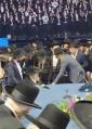 Main image for רבבות בני הישיבות נעמען אויף נשיא איחוד בני הישיבות רה"י הגרמ"ה הירש שליט"א ביים ריזן כינוס "עמודי עולם" אין ארענא  