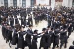 פולע געלאריע: בילדער און ווידיאוס פון נעילת החג און באגלייטן מוצאי סוכות בחצר הקודש סאטמאר 