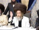 טיש סוכות וחלוקת הפרנסה ברויט בחצר הקודש קרעטשניף סיגעט  