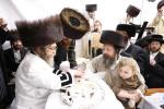 טיש סוכות וחלוקת הפרנסה ברויט בחצר הקודש קרעטשניף סיגעט  