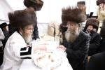 טיש סוכות וחלוקת הפרנסה ברויט בחצר הקודש קרעטשניף סיגעט  