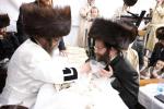 טיש סוכות וחלוקת הפרנסה ברויט בחצר הקודש קרעטשניף סיגעט  