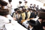 טיש סוכות וחלוקת הפרנסה ברויט בחצר הקודש קרעטשניף סיגעט  