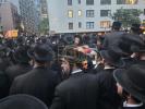 פרישע בילדער פון די נעכטיגע פראטעסט אין מאנהעטן קעגן די גזירת הגיוס 