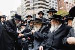 פרישע בילדער פון די נעכטיגע פראטעסט אין מאנהעטן קעגן די גזירת הגיוס 