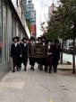 פרישע בילדער פון די נעכטיגע פראטעסט אין מאנהעטן קעגן די גזירת הגיוס 