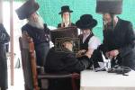 מעמד הנחת תפילין ושמחת החאלאקא ומסיבות לחיים פאר נכדי הגה"צ ראש ישיבת סאטמאר בני ברק שליט"א ביים עלטער זיידן כ"ק אדמו"ר מוויזניץ שליט"א אין מושב אורה