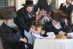 מעמד הנחת תפילין ושמחת החאלאקא ומסיבות לחיים פאר נכדי הגה"צ ראש ישיבת סאטמאר בני ברק שליט"א ביים עלטער זיידן כ"ק אדמו"ר מוויזניץ שליט"א אין מושב אורה