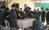 מעמד הנחת תפילין ושמחת החאלאקא ומסיבות לחיים פאר נכדי הגה"צ ראש ישיבת סאטמאר בני ברק שליט"א ביים עלטער זיידן כ"ק אדמו"ר מוויזניץ שליט"א אין מושב אורה