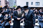 פולע גאלעריע פונעם גרויסארטיגן פראטעסט אין מאנהעטן קעגן די גזירת הגיוס 
