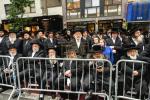 פולע גאלעריע פונעם גרויסארטיגן פראטעסט אין מאנהעטן קעגן די גזירת הגיוס 