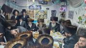חלוקת שווארץ ברויט און יו"ט סוכות ביי הרה"ג ר' יוסף פאדווא שליט"א נשיא און ראש הדיינים דהתאחדות קהילת החרדים און רב דביהמ"ד חשב האפוד אין לאנדאן