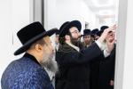 מעמד קביעת מזוזות בבנייני הישיבות קטנות‎ בראשות כ"ק אדמו"ר מבאבוב 45 שליט"א 
