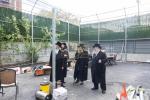 מעמד קביעת מזוזות בבנייני הישיבות קטנות‎ בראשות כ"ק אדמו"ר מבאבוב 45 שליט"א 