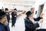 מעמד קביעת מזוזות בבנייני הישיבות קטנות‎ בראשות כ"ק אדמו"ר מבאבוב 45 שליט"א 