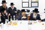 מעמד קביעת מזוזות בבנייני הישיבות קטנות‎ בראשות כ"ק אדמו"ר מבאבוב 45 שליט"א 