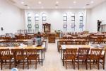 מעמד קביעת מזוזות בבנייני הישיבות קטנות‎ בראשות כ"ק אדמו"ר מבאבוב 45 שליט"א 