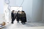 מעמד קביעת מזוזות בבנייני הישיבות קטנות‎ בראשות כ"ק אדמו"ר מבאבוב 45 שליט"א 